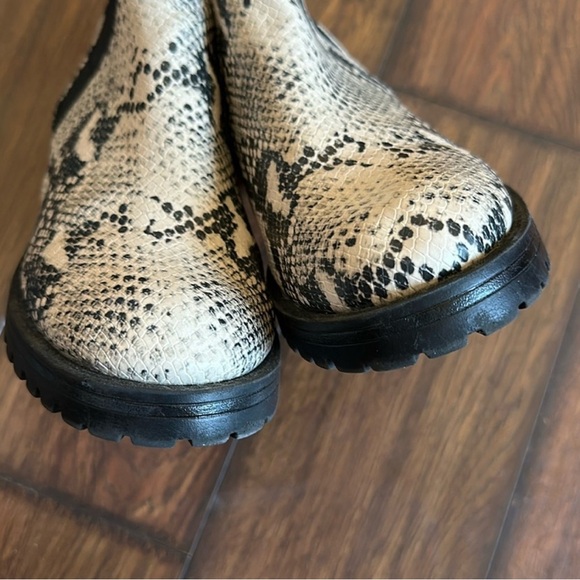 Universal Thread Danton snake Chelsea boots 9.5 - Picture 3 of 6